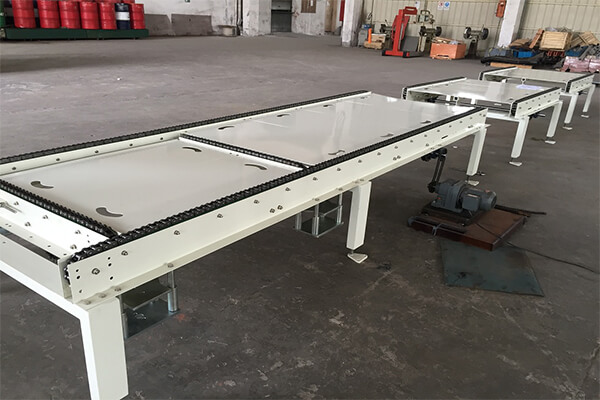Double chain driver pallet conveyor