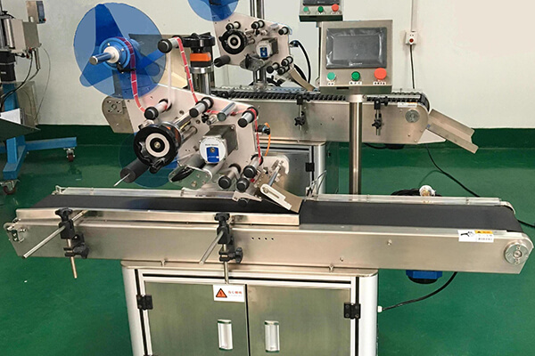 Automatic flat surface labeling machine