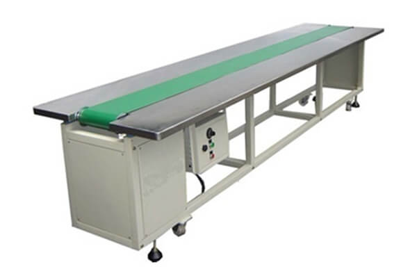 Packaging line belt conveyor with worktable
